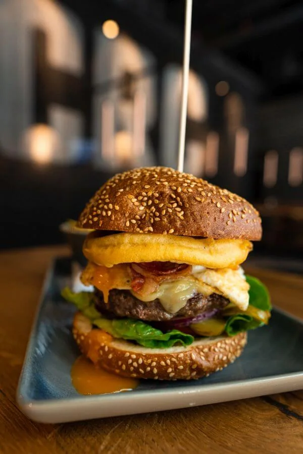 Burger mit Käse, Bacon und Zwiebelringen im Classic Rock Café