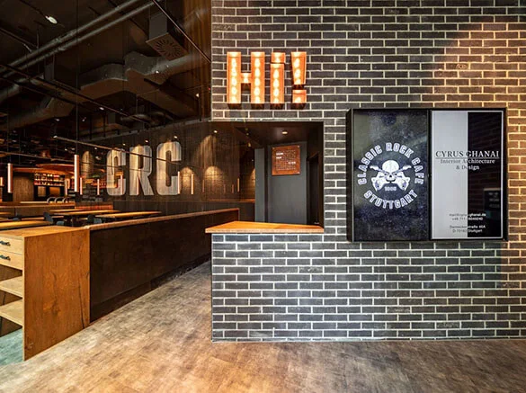Eingangsbereich des Classic Rock Café mit Klinkerwand und CRC-Schriftzug