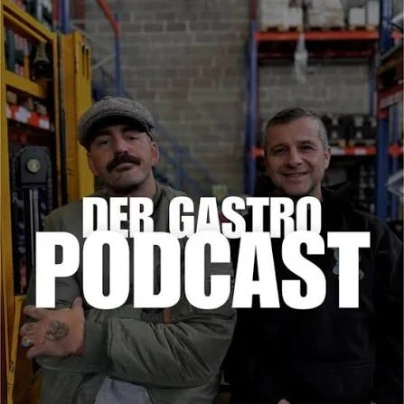 Die beiden Gastgeber von Der Gastro Podcast in einem Lager mit Regalen, darüber der Schriftzug „Der Gastro Podcast“