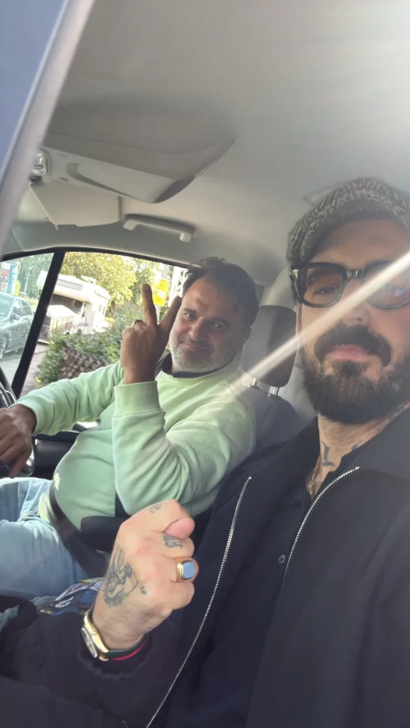 Selfie aus dem Auto, der Fahrer zeigt das Peace-Zeichen