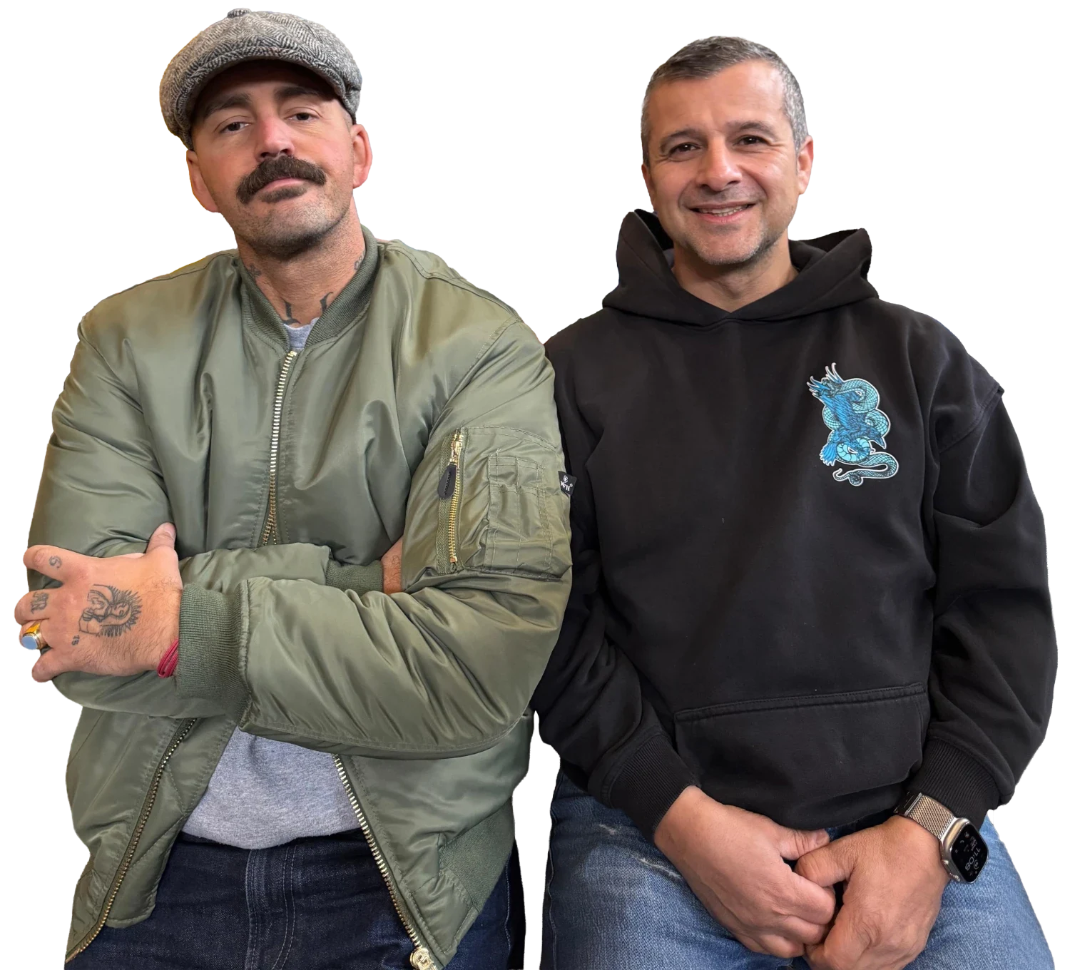 Die beiden Gastgeber von Der Gastro Podcast nebeneinander, links mit Schiebermütze und grüner Jacke, rechts im schwarzen Hoodie